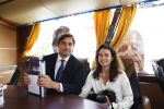 Hilversum Barneveld 13 juni 2020
Thierry Baudet gaat het land in om de krantjes van Forum voor democratie uit te delen. Zijn vriendin Davide legt alles vast met haar camera.