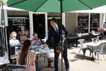 Hilversum Barneveld 13 juni 2020
Thierry Baudet gaat het land in om de krantjes van Forum voor democratie uit te delen. Zijn vriendin Davide legt alles vast met haar camera.