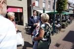 Hilversum Barneveld 13 juni 2020
Thierry Baudet gaat het land in om de krantjes van Forum voor democratie uit te delen. Zijn vriendin Davide legt alles vast met haar camera.