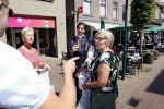 Hilversum Barneveld 13 juni 2020
Thierry Baudet gaat het land in om de krantjes van Forum voor democratie uit te delen. Zijn vriendin Davide legt alles vast met haar camera.