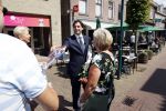 Hilversum Barneveld 13 juni 2020
Thierry Baudet gaat het land in om de krantjes van Forum voor democratie uit te delen. Zijn vriendin Davide legt alles vast met haar camera.