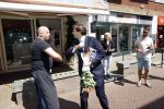 Hilversum Barneveld 13 juni 2020
Thierry Baudet gaat het land in om de krantjes van Forum voor democratie uit te delen. Zijn vriendin Davide legt alles vast met haar camera.