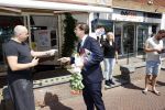 Hilversum Barneveld 13 juni 2020
Thierry Baudet gaat het land in om de krantjes van Forum voor democratie uit te delen. Zijn vriendin Davide legt alles vast met haar camera.