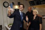 Hilversum Barneveld 13 juni 2020
Thierry Baudet gaat het land in om de krantjes van Forum voor democratie uit te delen. Zijn vriendin Davide legt alles vast met haar camera.