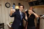 Hilversum Barneveld 13 juni 2020
Thierry Baudet gaat het land in om de krantjes van Forum voor democratie uit te delen. Zijn vriendin Davide legt alles vast met haar camera.