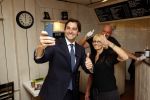 Hilversum Barneveld 13 juni 2020
Thierry Baudet gaat het land in om de krantjes van Forum voor democratie uit te delen. Zijn vriendin Davide legt alles vast met haar camera.