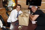 Hilversum Barneveld 13 juni 2020
Thierry Baudet gaat het land in om de krantjes van Forum voor democratie uit te delen. Zijn vriendin Davide legt alles vast met haar camera.