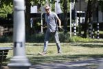 Amsterdam 29 mei 2020
Tom Egbers laat zijn hond uit.