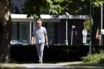 Amsterdam 29 mei 2020
Tom Egbers laat zijn hond uit.