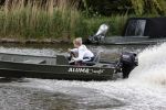 Westzaan 13 mei 2020
Wolter Kroes en zijn zoon Tom varen in een boot bij hun huis