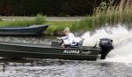 Westzaan 13 mei 2020
Wolter Kroes en zijn zoon Tom varen in een boot bij hun huis