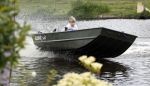 Westzaan 13 mei 2020
Wolter Kroes en zijn zoon Tom varen in een boot bij hun huis