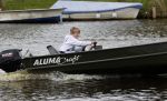 Westzaan 13 mei 2020
Wolter Kroes en zijn zoon Tom varen in een boot bij hun huis