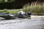 Westzaan 13 mei 2020
Wolter Kroes en zijn zoon Tom varen in een boot bij hun huis