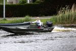 Westzaan 13 mei 2020
Wolter Kroes en zijn zoon Tom varen in een boot bij hun huis