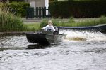 Westzaan 13 mei 2020
Wolter Kroes en zijn zoon Tom varen in een boot bij hun huis