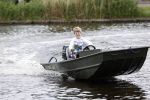Westzaan 13 mei 2020
Wolter Kroes en zijn zoon Tom varen in een boot bij hun huis