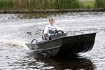 Westzaan 13 mei 2020
Wolter Kroes en zijn zoon Tom varen in een boot bij hun huis