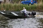 Westzaan 13 mei 2020
Wolter Kroes en zijn zoon Tom varen in een boot bij hun huis