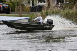 Westzaan 13 mei 2020
Wolter Kroes en zijn zoon Tom varen in een boot bij hun huis