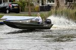 Westzaan 13 mei 2020
Wolter Kroes en zijn zoon Tom varen in een boot bij hun huis