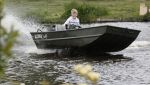 Westzaan 13 mei 2020
Wolter Kroes en zijn zoon Tom varen in een boot bij hun huis