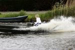 Westzaan 13 mei 2020
Wolter Kroes en zijn zoon Tom varen in een boot bij hun huis