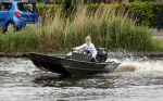 Westzaan 13 mei 2020
Wolter Kroes en zijn zoon Tom varen in een boot bij hun huis