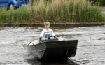 Westzaan 13 mei 2020
Wolter Kroes en zijn zoon Tom varen in een boot bij hun huis