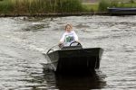 Westzaan 13 mei 2020
Wolter Kroes en zijn zoon Tom varen in een boot bij hun huis