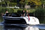 Nigtevecht 21 mei 2020
Wendy v Dijk met haar moeder man Erland Galjaard en dochter Lizzy aan het varen op de Vecht
