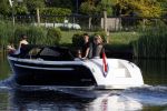 Nigtevecht 21 mei 2020
Wendy v Dijk met haar moeder man Erland Galjaard en dochter Lizzy aan het varen op de Vecht