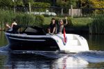 Nigtevecht 21 mei 2020
Wendy v Dijk met haar moeder man Erland Galjaard en dochter Lizzy aan het varen op de Vecht