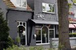 Soest 12 mei 2020
Wilfred Genee gaat vanuit zijn huis naar de plaatselijke kapper. IVM corona waren de kapasalons 2 maanden gesloten .