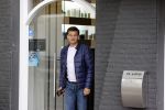 Soest 12 mei 2020
Wilfred Genee gaat vanuit zijn huis naar de plaatselijke kapper. IVM corona waren de kapasalons 2 maanden gesloten .