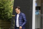Soest 12 mei 2020
Wilfred Genee gaat vanuit zijn huis naar de plaatselijke kapper. IVM corona waren de kapasalons 2 maanden gesloten .