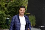 Soest 12 mei 2020
Wilfred Genee gaat vanuit zijn huis naar de plaatselijke kapper. IVM corona waren de kapasalons 2 maanden gesloten .