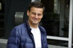 Soest 12 mei 2020
Wilfred Genee gaat vanuit zijn huis naar de plaatselijke kapper. IVM corona waren de kapasalons 2 maanden gesloten .