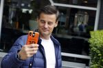 Soest 12 mei 2020
Wilfred Genee gaat vanuit zijn huis naar de plaatselijke kapper. IVM corona waren de kapasalons 2 maanden gesloten .