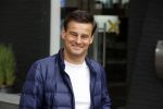 Soest 12 mei 2020
Wilfred Genee gaat vanuit zijn huis naar de plaatselijke kapper. IVM corona waren de kapasalons 2 maanden gesloten .