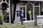 Soest 12 mei 2020
Wilfred Genee gaat vanuit zijn huis naar de plaatselijke kapper. IVM corona waren de kapasalons 2 maanden gesloten .