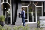 Soest 12 mei 2020
Wilfred Genee gaat vanuit zijn huis naar de plaatselijke kapper. IVM corona waren de kapasalons 2 maanden gesloten .