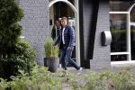 Soest 12 mei 2020
Wilfred Genee gaat vanuit zijn huis naar de plaatselijke kapper. IVM corona waren de kapasalons 2 maanden gesloten .
