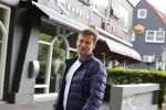 Soest 12 mei 2020
Wilfred Genee gaat vanuit zijn huis naar de plaatselijke kapper. IVM corona waren de kapasalons 2 maanden gesloten .