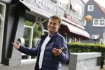 Soest 12 mei 2020
Wilfred Genee gaat vanuit zijn huis naar de plaatselijke kapper. IVM corona waren de kapasalons 2 maanden gesloten .