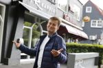 Soest 12 mei 2020
Wilfred Genee gaat vanuit zijn huis naar de plaatselijke kapper. IVM corona waren de kapasalons 2 maanden gesloten .