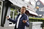 Soest 12 mei 2020
Wilfred Genee gaat vanuit zijn huis naar de plaatselijke kapper. IVM corona waren de kapasalons 2 maanden gesloten .
