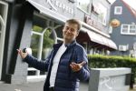 Soest 12 mei 2020
Wilfred Genee gaat vanuit zijn huis naar de plaatselijke kapper. IVM corona waren de kapasalons 2 maanden gesloten .