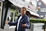 Soest 12 mei 2020
Wilfred Genee gaat vanuit zijn huis naar de plaatselijke kapper. IVM corona waren de kapasalons 2 maanden gesloten .