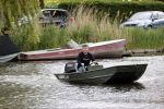 Westzaan 13 mei 2020
Wolter Kroes en zijn zoon Tom varen in een boot bij hun huis